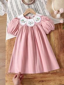 Emery Rose Kids Đầm bé gái kiểu đồng quê thêu hoa, cổ bèo nhún, tay phồng, đầm cổ tròn họa tiết hoa phối màu tương phản, đa năng. - Hồng - Xem 3
