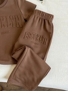 SHEIN 2件套男童休闲3D标语印花短袖T恤和裤子套装，春夏款 - 棕色 - 查看 7