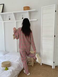Bộ đồ mặc nhà kẻ caro cổ điển dành cho nữ tuổi teen, gồm áo tay dài cổ bẻ và quần dài thoải mái. - Hồng - Xem 2