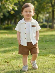 男婴纯色 Polo 领口袋衬衫上衣和短裤两件套。修身设计，适合各种宝宝体型。适合日常外出、居家休闲、公园玩耍、运动跑步等，是妈妈们为宝宝夏季衣橱必备的时尚单品。 - 彩色 - 查看 9