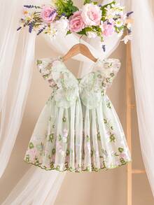SHEIN 这款可爱女婴连衣裙款式休闲简约，采用碎花印花、圆领、荷叶边下摆、收腰设计和大蝴蝶结。适合生日派对、晚宴、演出、婚礼、洗礼、开幕式、日常穿着、上学、郊游以及春夏季节穿着。 - 綠色 - 查看 3