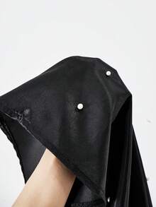 SHEIN 这是一款黑白相间的露肩A字连衣裙，专为少女设计。它采用透明可拆卸可调节肩带，胸前饰有白色弹力编织面料的褶皱设计，正面点缀珍珠。这款时尚独特的连衣裙适合室内外穿着、参加派对以及日常穿着，紧跟潮流。是春夏的理想之选。 - 黑色 - 查看 3