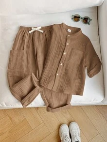 SHEIN 2 件套年轻男孩休闲运动度假干净风格，可爱，Kpop 纯白色 Polo 衫和纯色松紧腰口袋裤套装，适合儿童服装，年轻男孩服装，返校男孩套装，适合生日派对、晚会、表演、婚礼、情人节，适合日常使用、学校、旅行、运动、春夏季 - 彩色 - 查看 8