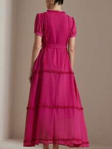 Revavyn Elegantes Maxikleid aus Chiffon mit V-Ausschnitt, Rüschenkante und geraffter Taille, modisches Urlaubsdesign für Frauen - Heißes Pink - Übersicht 6