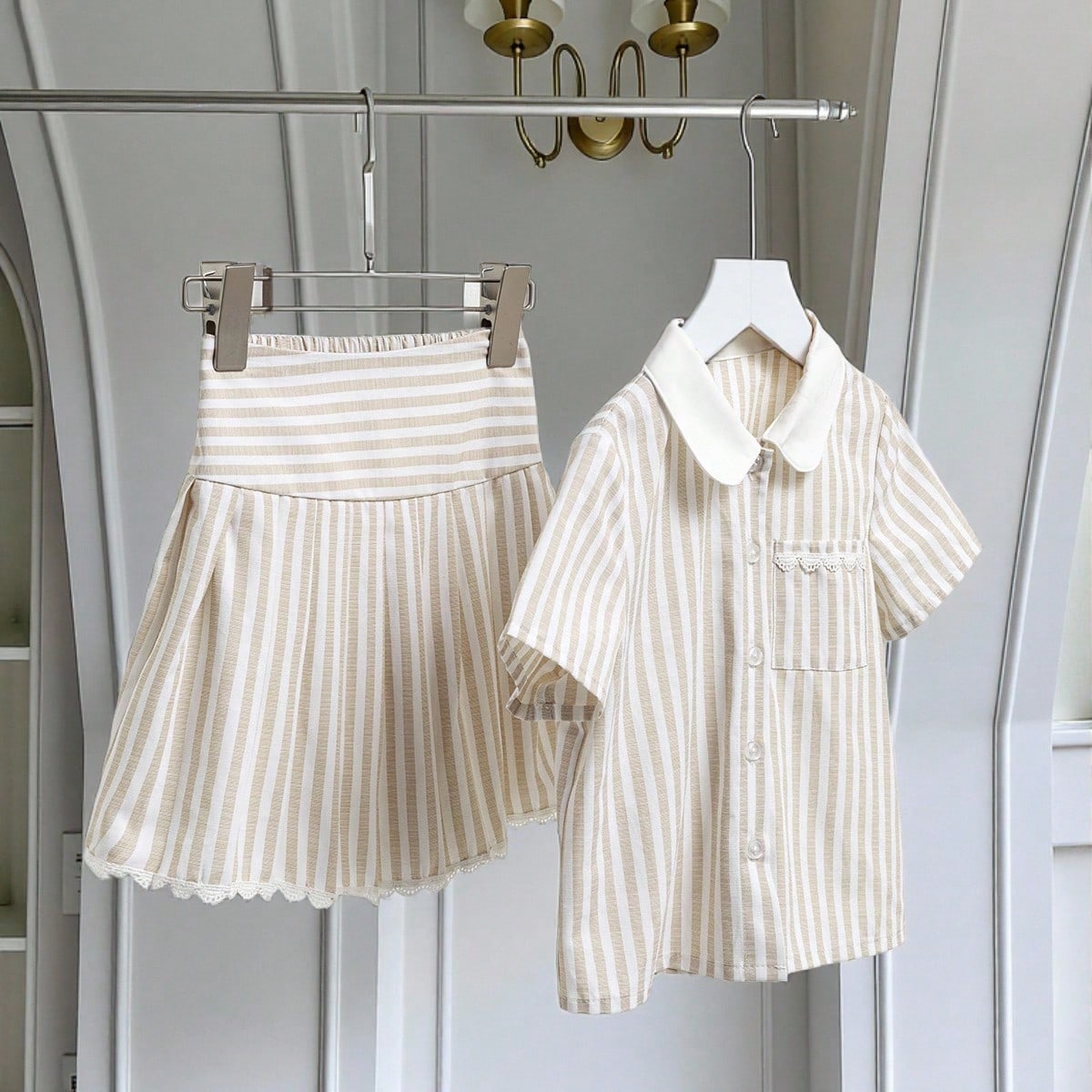 Conjunto de blusa de manga corta a rayas y pantalones cortos para niñas