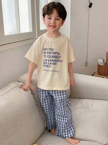 Bộ đồ ngủ cho bé trai gồm áo thun rộng rãi in khẩu hiệu và quần kẻ caro, thích hợp cho mùa xuân, hè và thu. - Màu be - Xem 6