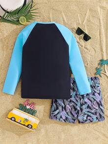 SHEIN Conjunto de traje de baño de 2 piezas con camiseta de manga larga y pantalones cortos con estampado de palmeras para niño preadolescente, adecuado para vacaciones de primavera/verano en la playa - Azul - Ver 2