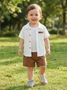 男婴纯色 Polo 领口袋衬衫上衣和短裤两件套。修身设计，适合各种宝宝体型。适合日常外出、居家休闲、公园玩耍、运动跑步等，是妈妈们为宝宝夏季衣橱必备的时尚单品。 - 彩色 - 查看 10