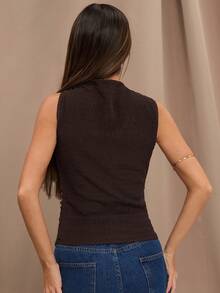 SHEIN BAE 春夏休闲时尚棕色提花针织金属装饰褶皱腰身修身吊带背心，适合搭配优雅上衣、夏季上衣、无袖上衣和休闲上衣。 - 棕色 - 查看 2