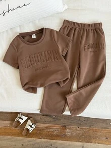 SHEIN 2件套男童休闲3D标语印花短袖T恤和裤子套装，春夏款 - 棕色 - 查看 5