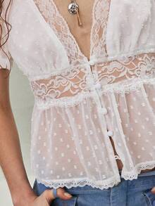 SoleilVie 2026春夏新款雪纺衬衫，柔软亲肤面料，精致纽扣门襟，短袖饰以蕾丝花边，领口、门襟、腰部和下摆均饰有蕾丝花边，白色内衬，法式收腰设计，优雅浪漫，适合工作和度假穿着，女士春夏新款衬衫 - 白色 - 查看 7