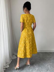 Elenzga 蓝色3D立体压纹面料方领短袖A字连衣裙 - 黃色 - 查看 2