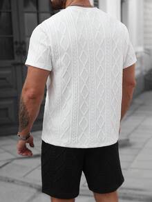 Manfinity Homme 男士舒适几何压花象牙色圆领短袖上衣搭配黑色抽绳弹力腰短裤，两件套，休闲百搭，适合度假、派对、聚会、运动、办公等场合，经典日系风格，春秋季穿搭。 - 黑與白 - 查看 2