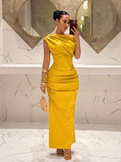 Slaydiva Vestido mini de mujer de PU amarillo con lados plisados, abertura en la espalda, para uso diario, casual, de fiesta, citas, cumpleaños, estilo universitario, estudiante, viajes, elegante, oficina, minimalista, versátil, nuevo año 2025, San Valentín, banquete