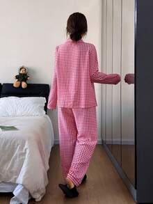 Bộ đồ ngủ gồm áo khoác cardigan cổ bẻ kẻ caro có họa tiết bong bóng và quần dài. - Nhiều màu - Xem 2