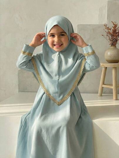 小女孩优雅的紫色圆领长袖连衣裙，非常适合外出和家庭聚会。独特的长款设计不仅为小女孩营造出梦幻般的氛围，还能确保活动时的舒适感。