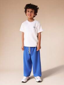 SUMWON Ensemble coordonné d'été pour garçons avec t-shirt graphique oversize "Good Energy Club" et pantalon de jogging. Top blanc à col ras-du-cou et manches courtes, bas bleu. Tenue décontractée pour les vacances - Multicolore - Voir 2