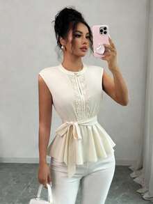 GlowEve Áo kiểu nữ thanh lịch, sang trọng, dáng thường ngày, cổ tròn, cài khuy ngọc trai phía trước, xẻ tà, viền hoa, vai thường, vạt bèo nhún, hàng mới về Xuân/Hè 2026. - Màu be - Xem 2