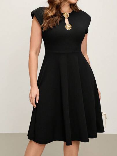 Comfylo 大码女式优雅花卉装饰镂空领口垫肩收腰连衣裙，夏季