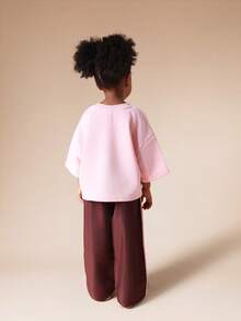 SUMWON Conjunto de camiseta de manga corta oversize y pantalones anchos de chándal con estampado de texto y detalles de rayas en contraste para niñas, casual para vacaciones - Rosa Pálido - Ver 2