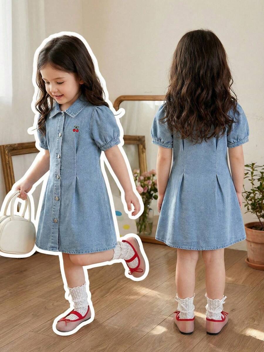 SHEIN Vintaside Kids 这款少女牛仔连衣裙饰有樱花刺绣,短袖翻领设计,甜美可爱,清新校园派对街头度假风!经典的浅蓝色水洗牛仔面料,短袖翻领设计,前开襟纽扣方便穿脱,红色樱花刺绣增添俏皮时尚感,修身剪裁凸显少女身材。适合日常休闲穿着、上学、户外活动、公园玩耍和家庭聚会等场合。 - 淺色水洗藍 - 查看 1