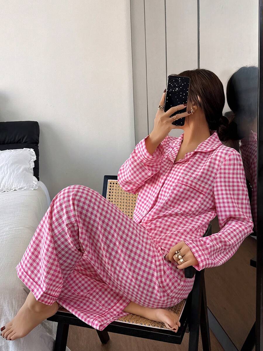 Bộ đồ ngủ gồm áo khoác cardigan cổ bẻ kẻ caro có họa tiết bong bóng và quần dài. - Nhiều màu - Xem 1