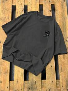 Manfinity LEGND Áo thun nam tay ngắn cổ tròn in hình bài poker, kiểu dáng thường ngày. - Màu xám đen - Xem 2