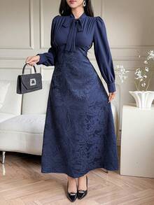 DAZY 女士优雅长款连衣裙，采用布料拼接设计，垂褶领口装饰，3D刺绣花卉图案，收腰设计，尽显优雅气质。 - 藏蓝色 - 查看 4