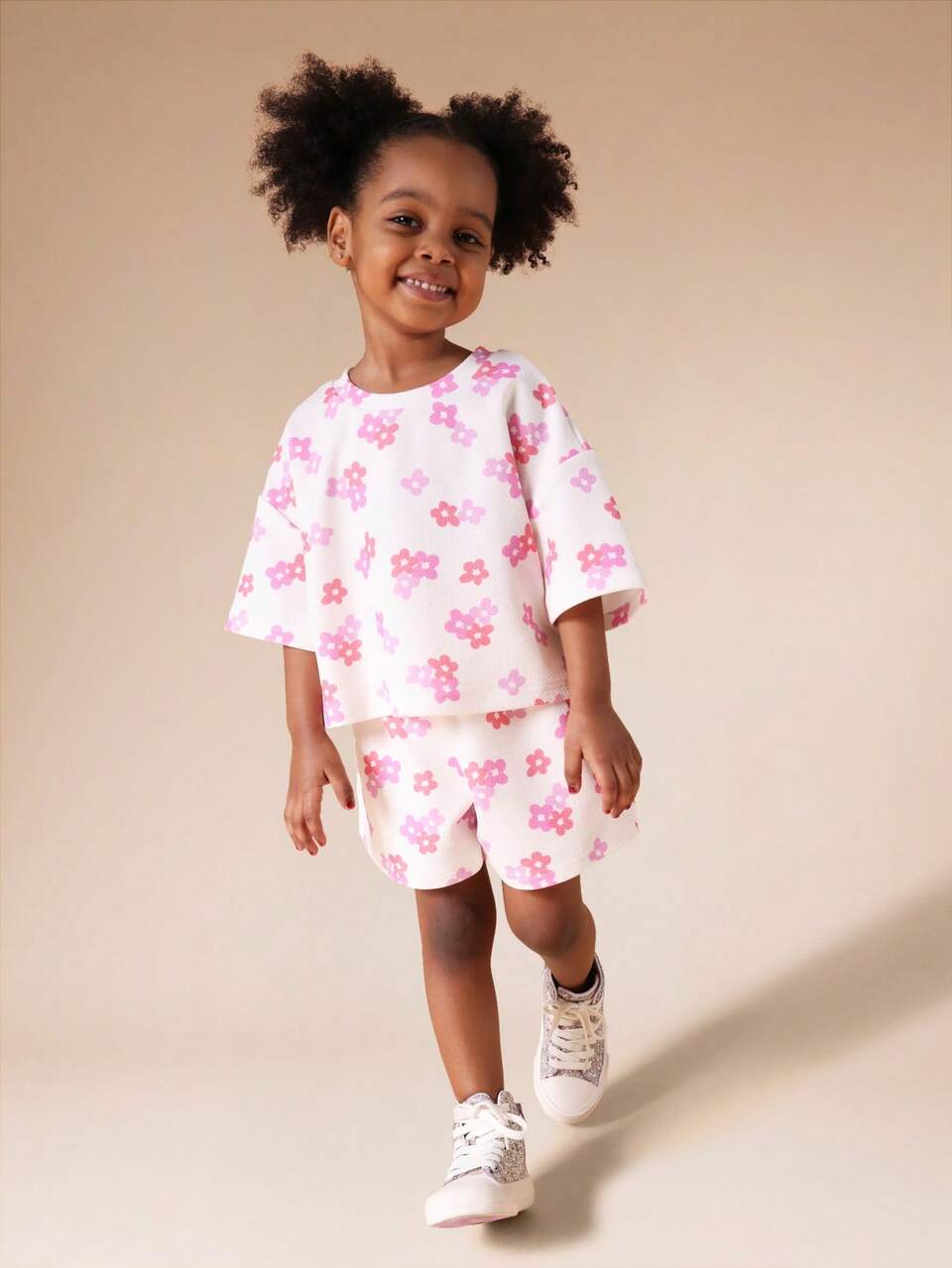 Conjunto de camiseta e shorts com estampa floral