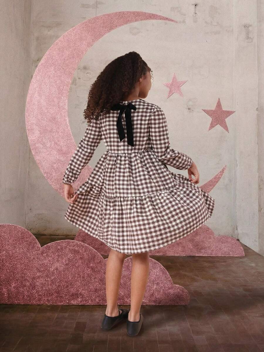 SUMWON 少女长袖泡泡袖格纹层叠迷你连衣裙，高腰设计，后背蝴蝶结系带，适合休闲度假场合。 - 咖啡棕 - 查看 1