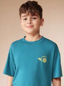 SUMWON 青色涂鸦印花T恤搭配条纹直筒裤套装，适合夏季休闲度假 - 綠色 - 查看 5