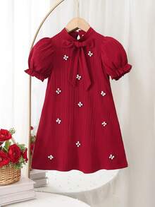 SHEIN Gaun Lucu untuk Anak Perempuan dengan Hiasan Mutiara, Kerah Pita, dan Lengan Pendek Mengembang - Merah - View 2