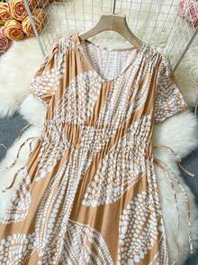 Airaco 女士V领短袖收腰喇叭连衣裙，白色抽象叶子印花，优雅百搭，适合休闲外出、度假、通勤、办公等各种场合，面料柔软舒适，可机洗。 - 卡其色 - 查看 3