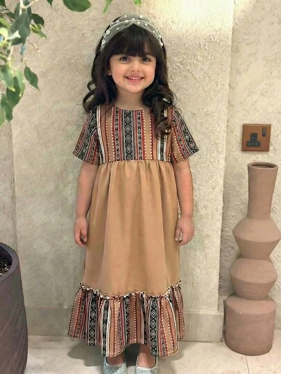 SHEIN Kortärmad klänning med tryck och lapptäcke för unga flickor, lös lång klänning i arabisk stil för semestern