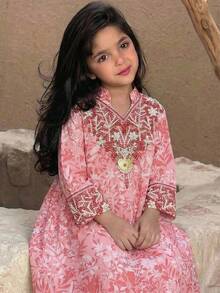 SHEIN Bata larga suelta de línea A con estampado azul-verde, manga 3/4 y abertura lateral para niña preadolescente - Rosa - Ver 6