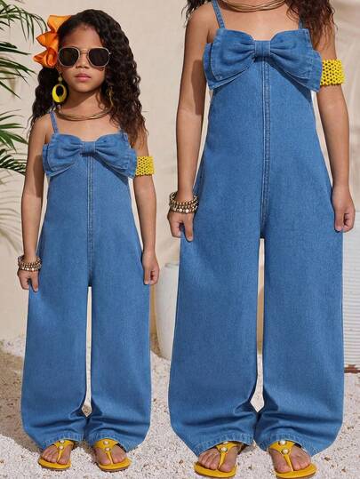 SHEIN Young Girl New Fashion Spring Summer Boho Casual Dark Blue Bowknot Denim Loose Fit Jumpsuit, Kid Girls Spring And Summer Casual Vacation Country Boho Wear, Beach Outfits For Kid Girls, Western Street Wear For Girl, Spring Break Outfits, Rave Outfits Festival Denim Jumpsuit, Young Girl Summer Vacation Outfits,Girls  Beach Outfit,Toddler Jumpsuit,4-Year-Old Girls Overalls ,Summer Overalls,Bowknot Jumpsuit
