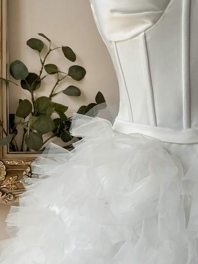 Lovelzi 优雅、浪漫、时尚的白色缎面和网纱拼接无肩带荷叶边A字连衣裙，适合优雅派对、婚礼宾客、单身派对、舞会、新娘送礼会等场合。