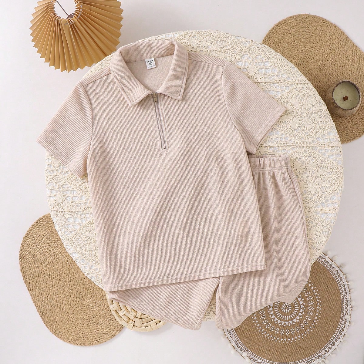 Set de 2 piezas de camisa polo con cuello y cremallera de tela texturizada cómoda y casual, y pantalones cortos de tela texturizada para niño preado