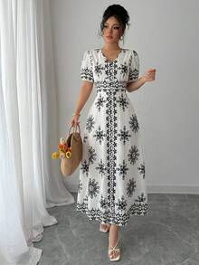 SHEIN Elenzya Robe décontractée élégante pour femmes avec col en V profond, imprimé floral, manches bouffantes et taille ajustée. Convient pour le port quotidien, la plage, les vacances, les déplacements, les fêtes familiales - Nude - Voir 3