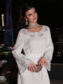 Al Najma 饰以珠子和水钻的蝴蝶贴花纹理长袖系带喇叭下摆优雅连衣裙，女士 - 白色 - 查看 4