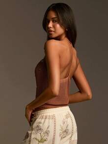 Athîral 女士纯色V领露背吊带时尚纽扣装饰针织上衣 - 咖啡棕 - 查看 2