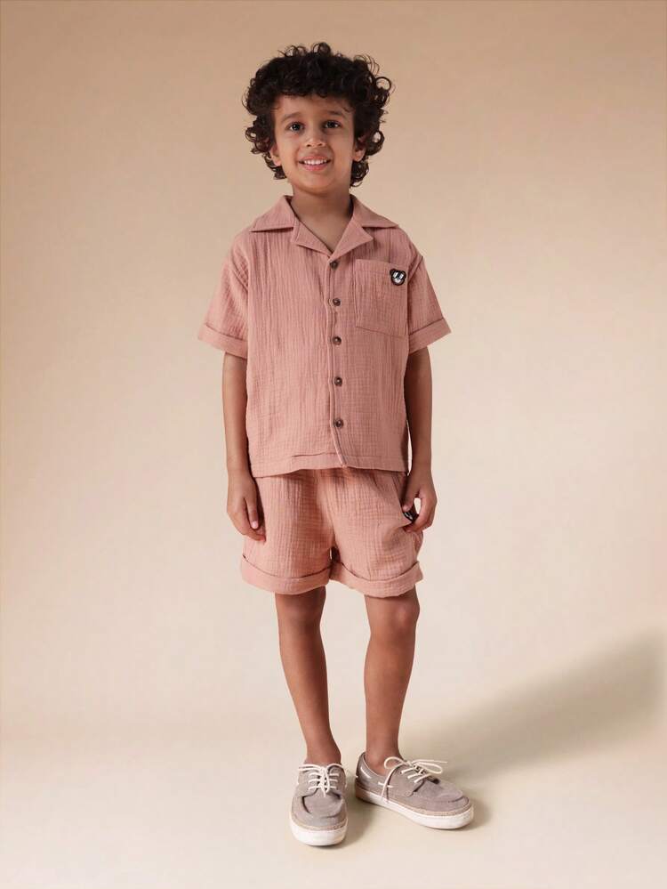 Conjunto de camisa e shorts com gola dupla face em tecido duplo