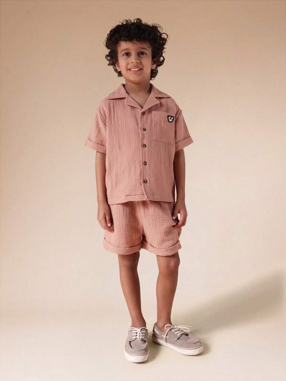 Conjunto de camisa y pantalones cortos con cuello de solapa de doble tela
