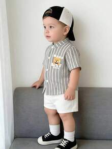 SHEIN Playful Pals 2件套婴幼儿服装，男女宝宝通用，适合6个月至3岁，黑白条纹小熊印花短袖上衣+松紧腰纯白色短裤，休闲夏季套装 - 黑色 - 查看 3