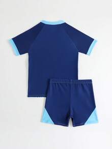 Set de 2 piezas de traje de baño para niños preadolescentes, azul marino + azul claro, estampado digital deportivo, tela de punto, camiseta de manga corta + pantalón de baño, estilo deportivo de moda, adecuado para nadar, vacaciones de verano, playa, piscina y otras ocasiones - Azul - Ver 3