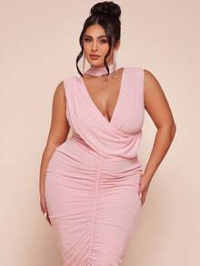 SHEIN BAE Plus Size Enfärgad Ärmlös Rynkad Omlottklänning med Bodycon - Rosa - Visa 3
