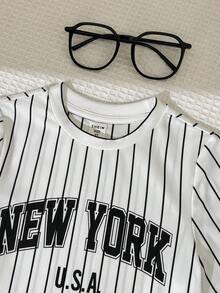 SHEIN 2件套男童休闲时尚街头宽松字母条纹印花圆领短袖T恤和纯色针织短裤套装，适合春夏季节、日常穿着、运动、郊游、上学、聚会、度假、拍照等场合。 - 黑與白 - 查看 3