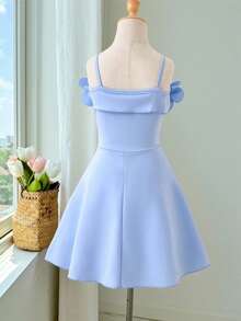 SHEIN Đầm công chúa thanh lịch màu xanh nhạt trễ vai dành cho bé gái, được làm từ chất liệu vải dệt tinh tế, mềm mại và thân thiện với da, trang trí bằng họa tiết hoa 3D ở đường viền cổ, thiết kế trễ vai tôn lên đường viền vai và cổ, eo được chiết eo tạo dáng ôm sát, kiểu dáng chữ A, thon gọn và thanh lịch, chất liệu nhẹ phù hợp cho mùa xuân/hè, lý tưởng cho các buổi biểu diễn piano, tiệc sinh nhật, ngày lễ và các dịp khác, đầm màu xanh được bán lẻ. - Màu xanh lam - Xem 4