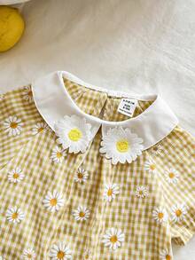 SHEIN Vintaside Kids 2件套女婴幼儿新生儿春夏优雅公主风白色和黄色彼得潘领雏菊格纹荷叶边衬衫+短裤套装 - 黃色 - 查看 5