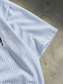 SWAVVY Camisa de manga corta casual de hombre con estampado de rayas, letras y flores, para verano - Azul - Ver 4